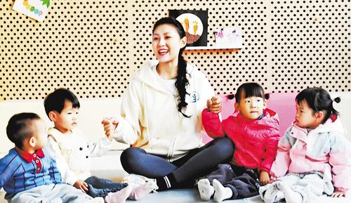 10月20日上午，雄安新区容东片区双文社区享趣智汇馆二楼，来自朝晖幼儿园的老师杜若楠给小朋友们上早教课。