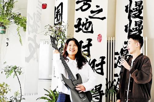 10月20日，雄安新区启动区文华社区的年轻人在社区合伙人共享空间开展青年文化娱乐活动。 本组图片由本报记者刘光昱摄