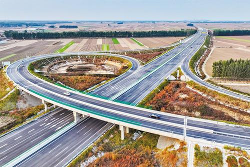 10月23日拍摄的秦唐高速公路。本报记者 赵杰摄
