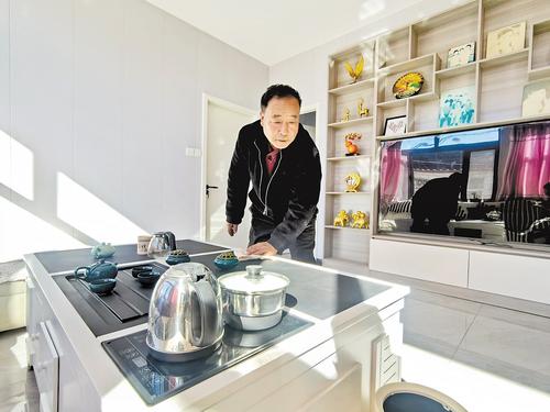 10月26日,滦平县红旗村村民许勤正在装修一新的家里整理家务。 本报记者 陈宝云摄