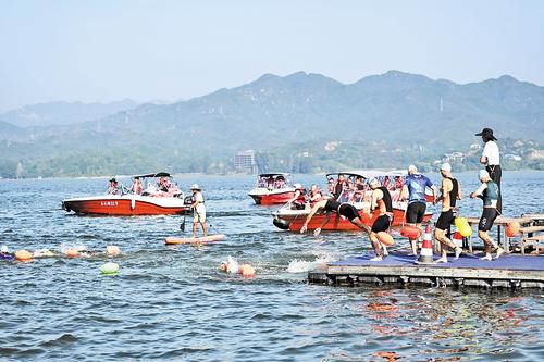 9月14日，2025京津冀国际铁人三项公开赛在保定易县举办，图为选手在游泳比赛中。 本报记者 王伟宏摄