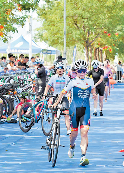 9月14日，2025京津冀国际铁人三项公开赛在保定易县举办，图为选手完成游泳比赛后开始进行自行车比赛。 本报记者 王伟宏摄