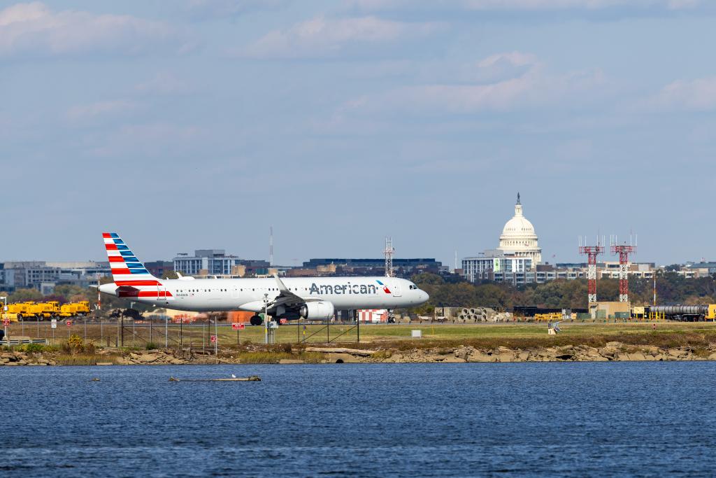 11月1日,一架飞机在美国弗吉尼亚州阿灵顿的里根国家机场滑行。新华社记者胡友松摄