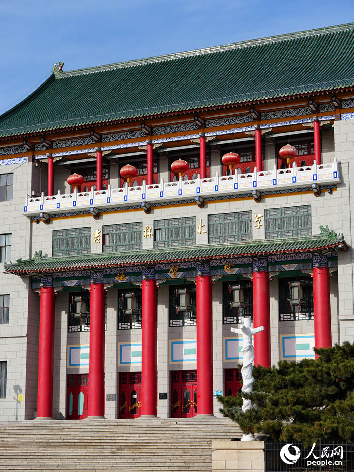 地质宫极具辨识度的“红廊柱”“绿屋顶”已完成修缮。人民网记者 李洋摄