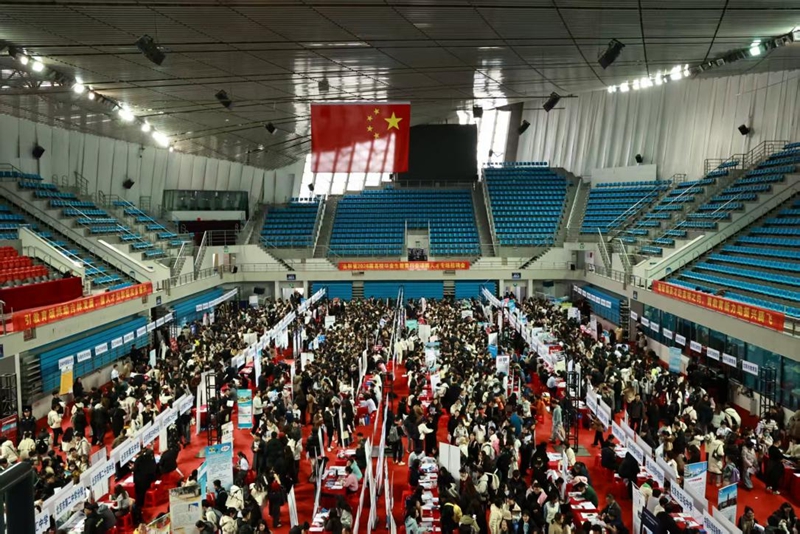 火爆的招聘会现场