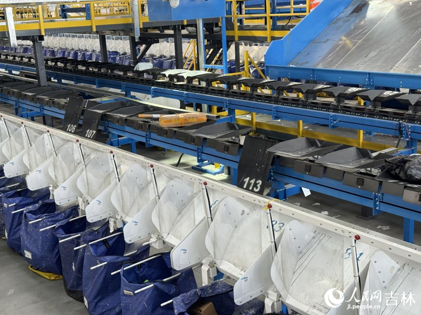 全自动分拣系统。人民网记者 李思玥摄