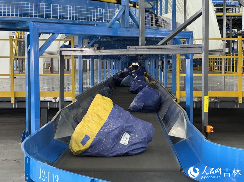 分拣车间内,一件件包裹在传送带上有序流动。人民网记者 李思玥摄