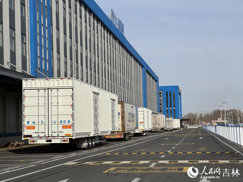 一辆辆印有“中通”标识的甩挂式运输车整装待发。人民网记者 李思玥摄