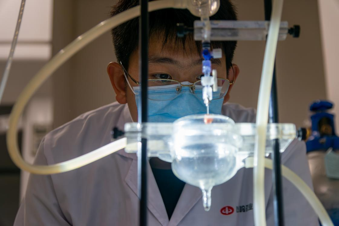 以岭药业院士工作站实验室内，一名科研人员正在做实验。受访者供图