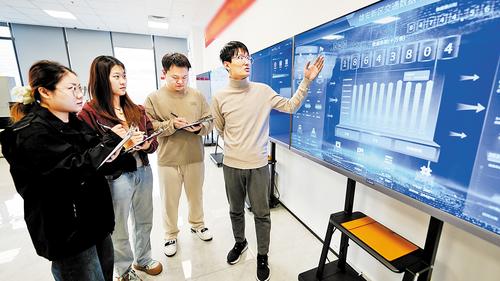 10月28日，在中国电信智慧城市产业园容东数字道路智慧运营中心，工作人员在分析雄安新区交通数据中台的系统数据。 本报见习记者 李 畅摄