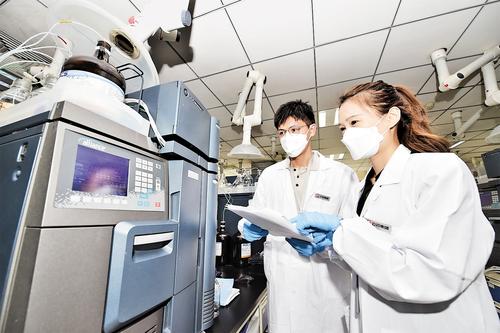 石药集团引进的高端人才正在利用高效液相色谱仪进行微量分析和质量检测。