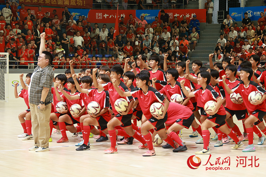 保定一中女子足球队代表闪亮登场。人民网 李兆民摄