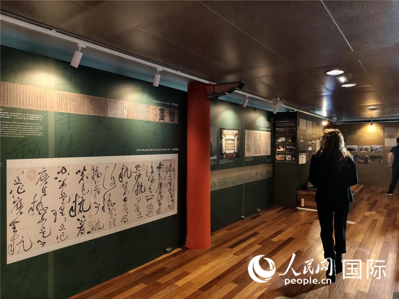 开幕式嘉宾参观“百年守护——从紫禁城到故宫博物院”影像展（于超凡 摄）