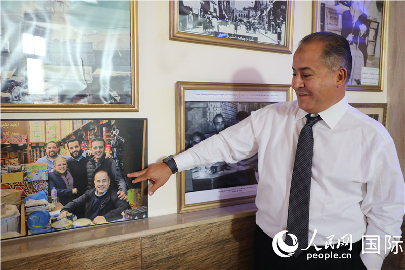 哈立德·法塔拉介绍集团发展历史。沈小晓摄。