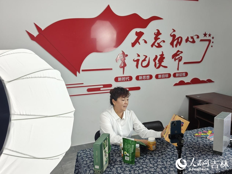 李巍巍正在开展助农直播。 实习生 王思皓摄