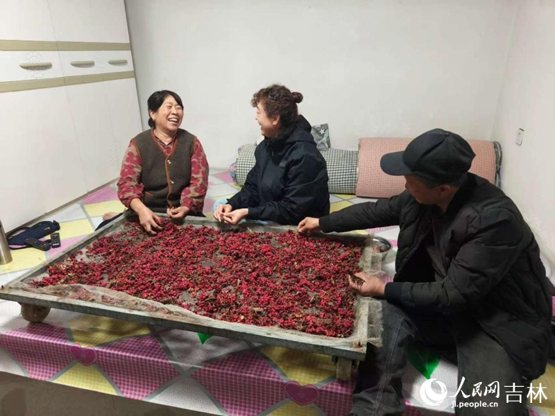 李巍巍正在村民家走访。 实习生 王思皓摄