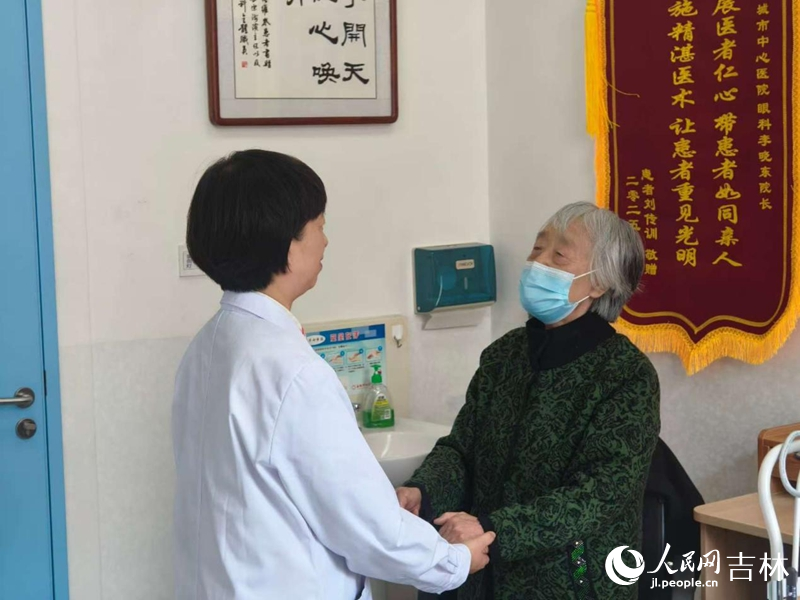 重获光明的患者正对李晓东表达感谢。 实习生 王思皓摄