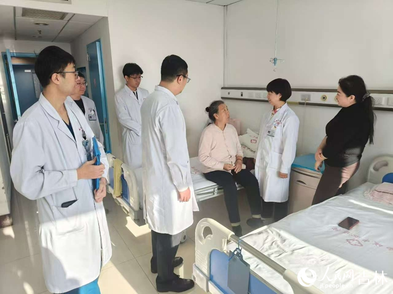 李晓东正在检查患者术后恢复情况。实习生 王思皓摄