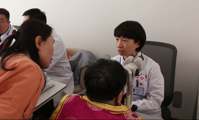 李晓东正在进行眼科疾病义诊筛查。图片来源:白城中心医院宣传科