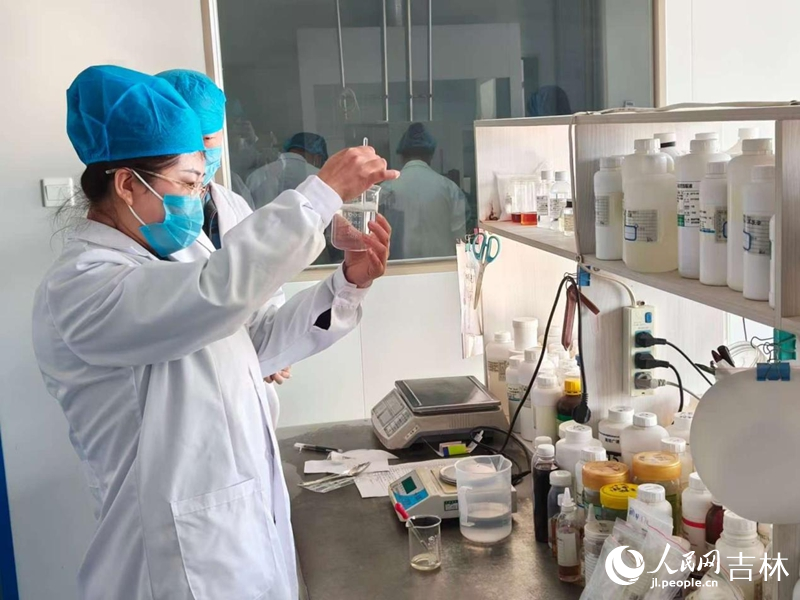 郑玲玲正在进行实验。 实习生 王思皓摄