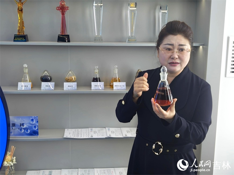 郑玲玲正在介绍“林蛙抗菌肽”的原料。 实习生 王思皓摄