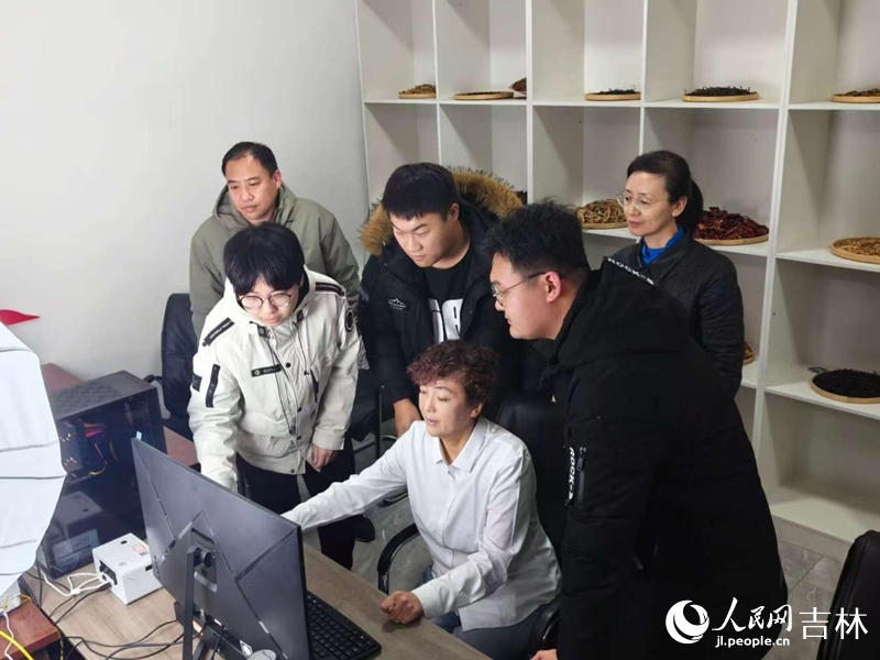 李巍巍正在指导工作。 实习生 王思皓摄