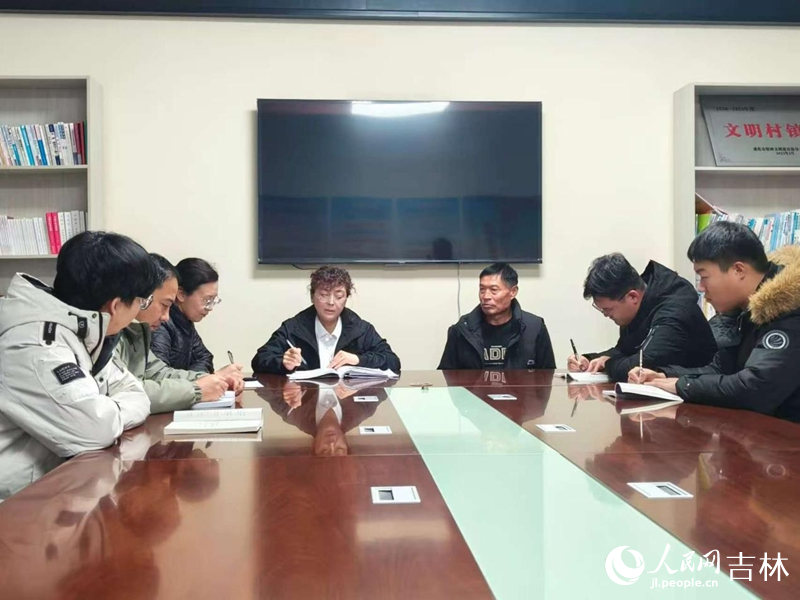 李巍巍正在开会。 实习生 王思皓摄