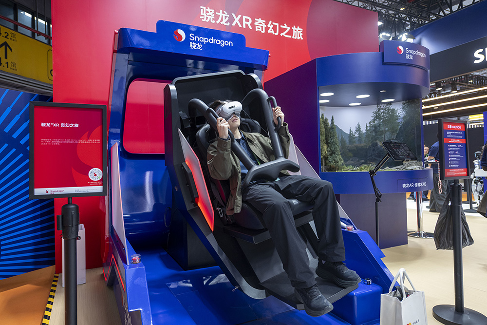 参观者在高通展台通过PICO 4 Ultra MR一体机沉浸式体验骁龙XR奇幻之旅。人民网记者 翁奇羽摄