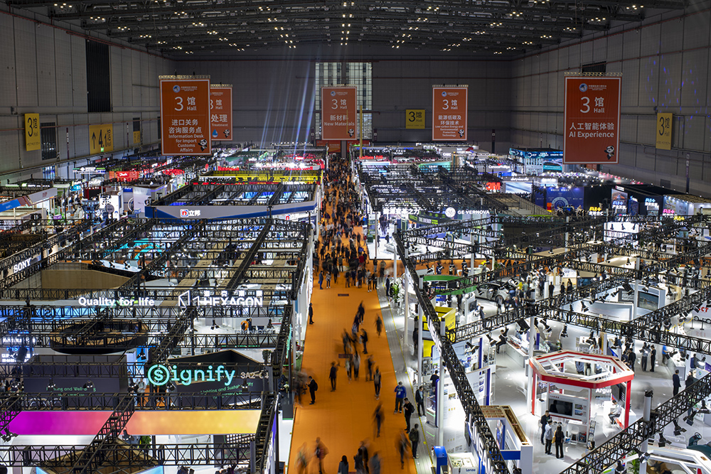 技术装备展区，参观者络绎不绝。人民网记者 翁奇羽摄