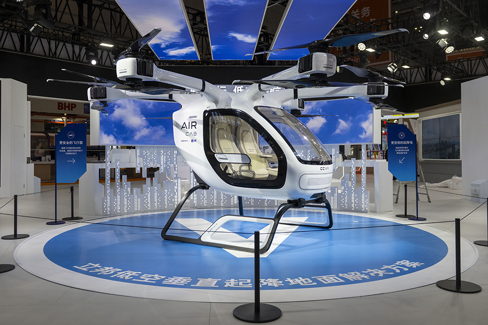 立邦带来的低空垂直起降地面解决方案，涂装的地坪具有持久、安全、弹性抗裂等特点。人民网记者 翁奇羽摄