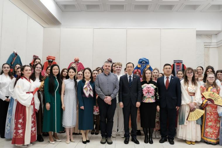 来宾合影。布加勒斯特大学孔子学院供图