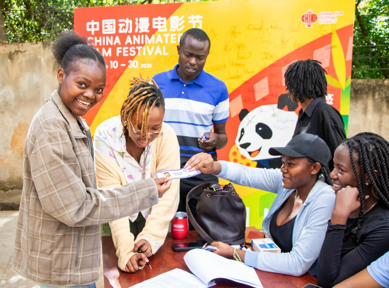 内罗毕大学学生在领取电影票。内罗毕大学孔子学院供图