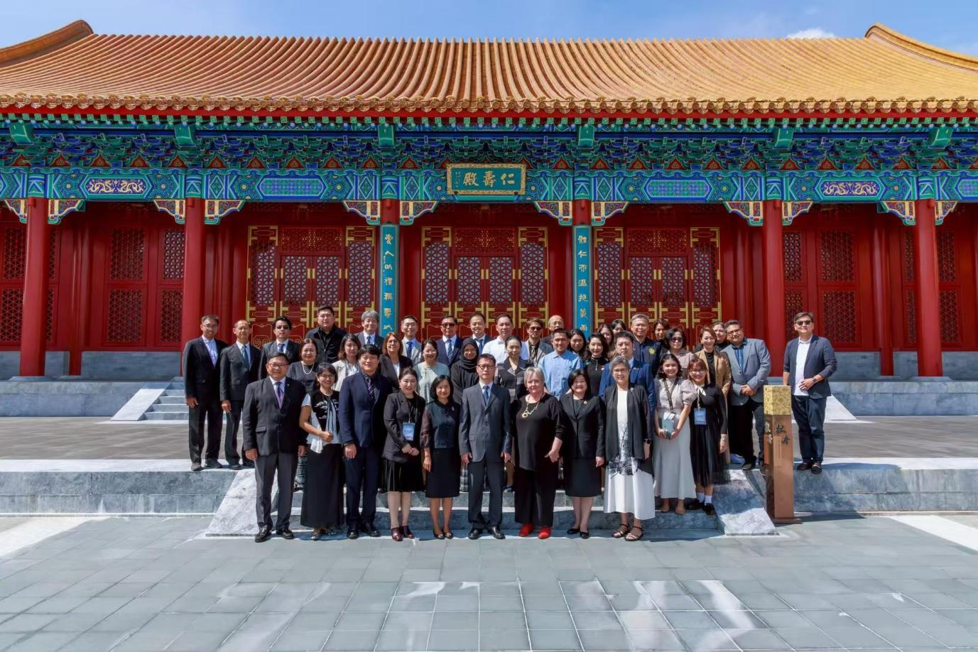 中外嘉宾在曼谷华彬东西方文化交流中心仁寿殿前合影留念。主办方供图