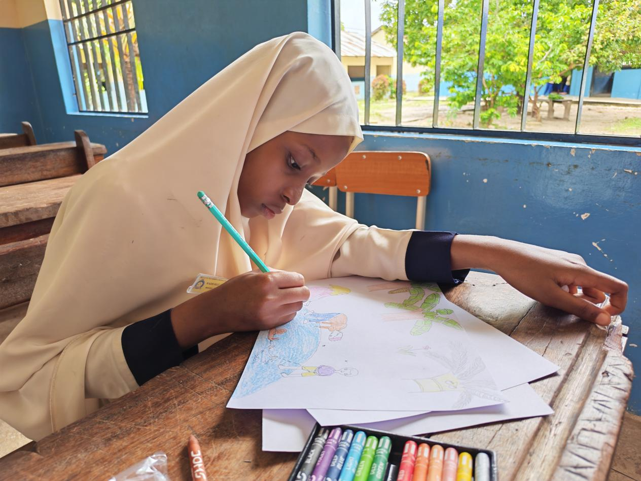 学生在制作手抄报。丁昕摄