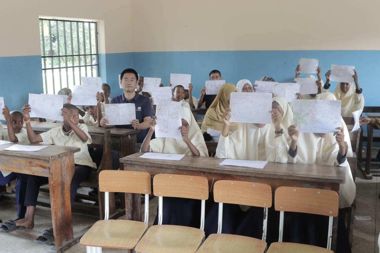 学生在展示手抄报。丁昕摄