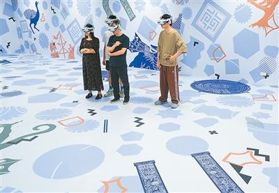 观众在南京博物院体验“观天下·坤舆万国全图”VR大空间沉浸式展览。新华社记者 李 博摄