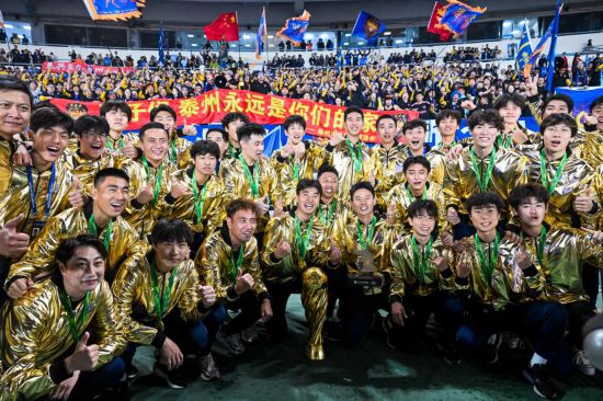 11月1日,泰州队在夺冠后合影。新华社记者 季春鹏 摄