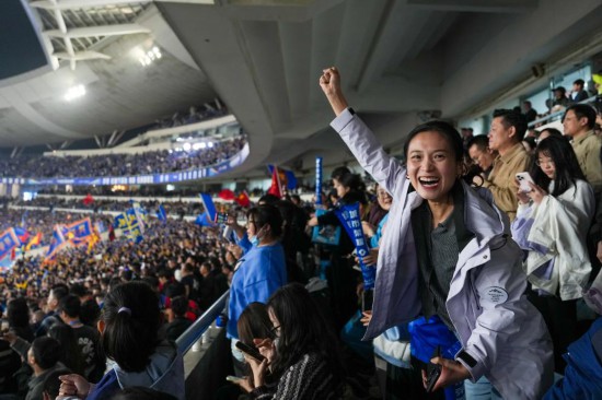 11月1日,一名球迷在看台为双方球队加油。新华社记者 李博 摄