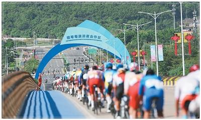 11月8日,参赛选手在比赛中。新华社记者 毛思倩摄