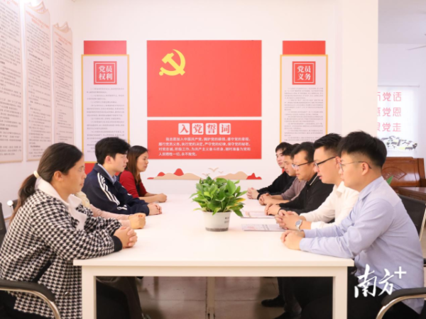 太平镇沙陂村新青年促进会成员开展议事。