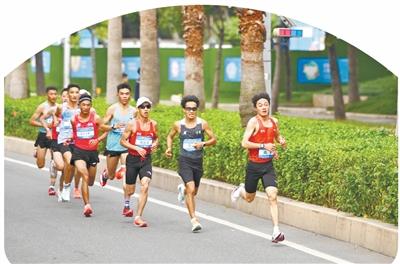 11月15日，全运会历史首场跨境马拉松赛事举行，选手在男子马拉松赛中。新华社记者 连 振摄