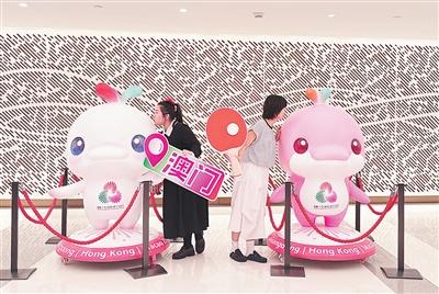 “喜洋洋”“乐融融”吸引市民合影留念。李文凯摄（人民视觉）