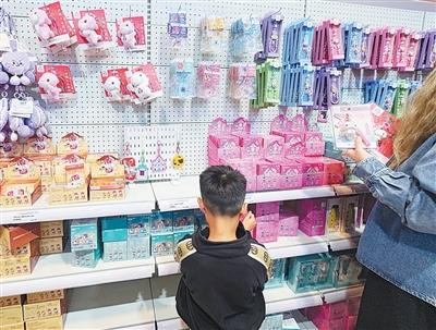 小朋友选购文创产品。李文凯摄（人民视觉）
