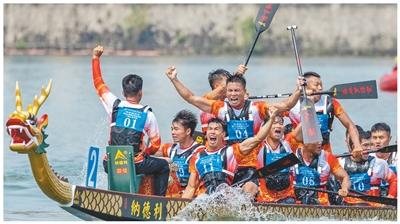 广东佛山,选手在十五运会群众比赛龙舟项目决赛后庆祝胜利。姚志豪摄