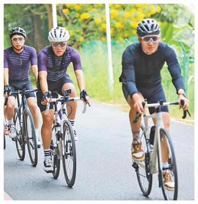 广东珠海,爱好者在骑行。钱文攀摄