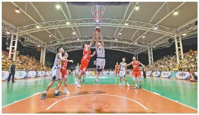 广东东莞,选手在莞篮“村BA”半决赛中。王敬新摄