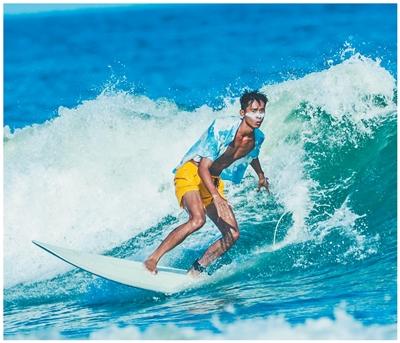 广东惠州,爱好者在冲浪。张 迪摄