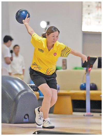 香港选手备赛十五运会群众比赛保龄球项目。卢炳辉摄(新华社发)