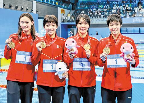 11月14日,河北运动员李冰洁、马永慧、张可、于子迪(从左至右)展示金牌。本报记者 耿辉摄