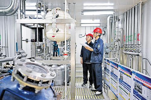 11月1日，京津冀·沧州生物医药产业园，北京斯利安药业有限公司沧州分公司员工正在化学药品原料药制造生产线上忙碌。 本报记者 张 昊摄